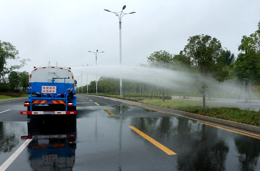 12方東風專底霧炮灑水車頂噴功能演示