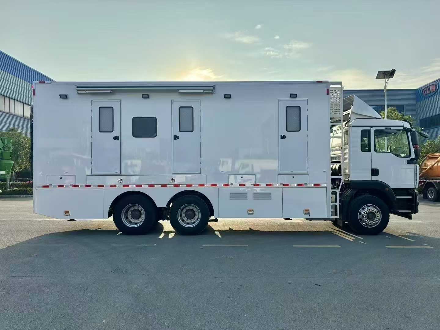 重汽汕德卡大型多功能方艙醫(yī)療車圖片2